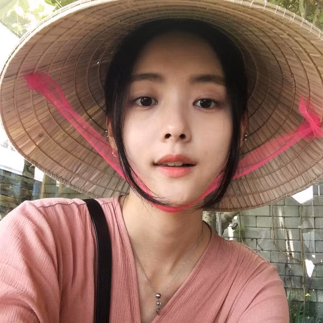 Gương mặt thanh tú, nhỏ nhắn, đôi môi hồng và nước da trắng, Hwang Soo Yeon vô cùng phù hợp với chiếc áo dài hoa xanh và chiếc nón lá với quai nón cùng tông màu,