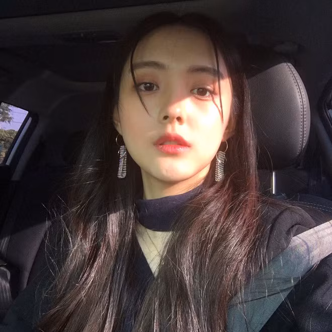 Không chỉ gây sốt bằng bức ảnh trong chiếc áo dài truyền thống Việt Nam, cô gái xinh đẹp Hàn Quốc còn cực "ăn khách" cùng những hình ảnh được đăng tải trên trang cá nhân với đủ sắc thái.