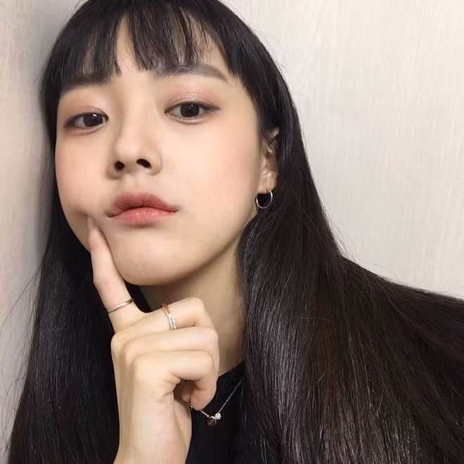 Áo dài khá kén người mặc thế nhưng dường như trong tà áo dài thướt tha, Soo Yeon vẫn thể hiện tốt bản thân mình.