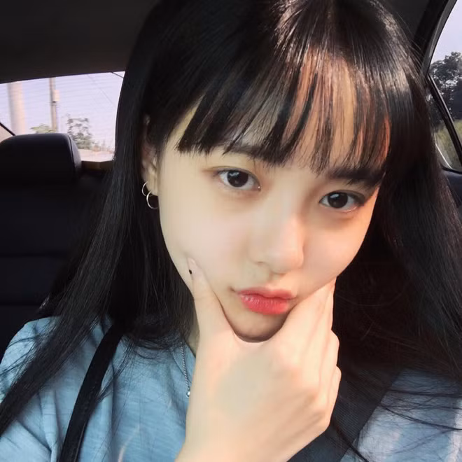 Lúc ngọt ngào với concept kẹo ngọt, khi lại cực kì cá tính và quyến rũ với những trang phục tomboy màu đen, sự biến hóa đa dạng của Soo Yeon đã giúp cô nàng không nhàm chán trong mắt fan hâm mộ.