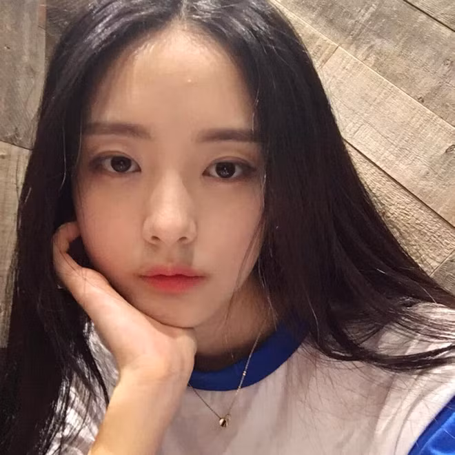 Bên cạnh đó, Soo Yeon có nuôi một chú chó Pug màu đen và cô nàng cũng có một sở thích khá "đàn ông" đó là hip-hop.