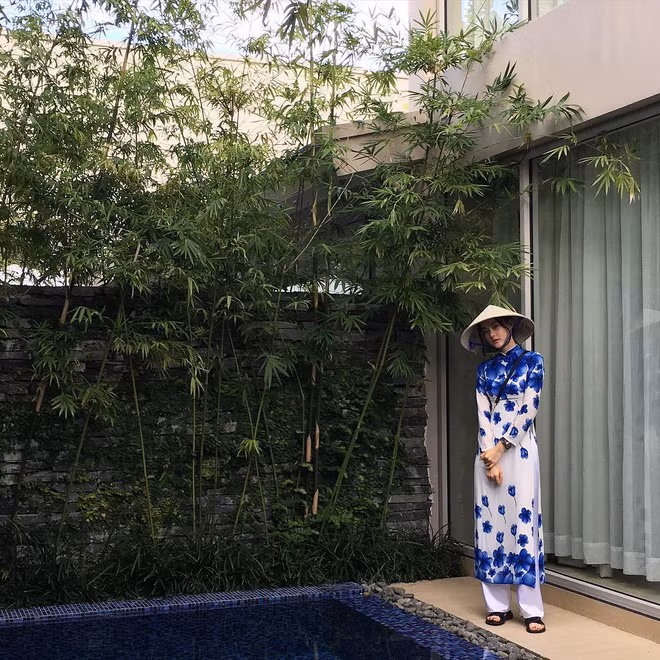 Cô gái đến từ Hàn Quốc những ngày qua làm cộng đồng mạng xã hội Việt Nam phải náo loạn vì nhan sắc của mình có tên Hwang Soo Yeon, đến từ Seoul. Dù nghề nghiệp và tuổi tác còn nằm trong vùng bí ẩn nhưng với nhan sắc nhiều dân mạng đoán rằng cô bạn này thuộc lứa thế hệ 9X.