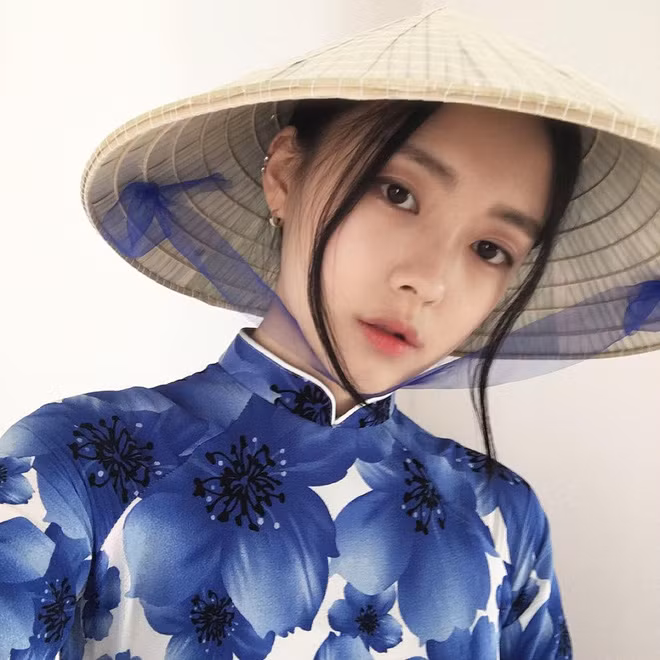 Gương mặt xinh đẹp, dáng người thon thả đặc biệt hơn là khoác lên mình tà áo dài thướt tha điểm thêm chiếc nón lá truyền thống của Việt Nam, cô gái Hàn Quốc ghi điểm số tuyệt đối trong mắt dân mạng nhiều nước châu Á. Ảnh trong bài: Facebook nhân vật.