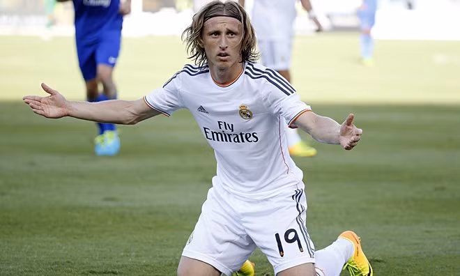 Luka Modric giúp lối chơi của Real Madrid trở nên mềm mại và uyển chuyển. Tiền vệ người Croatia thực hiện nhiều đường chuyền mang tính chất quyết định giúp Benzema và Cris Ronaldo lập công cho đội bóng Hoàng gia Tây Ban Nha.