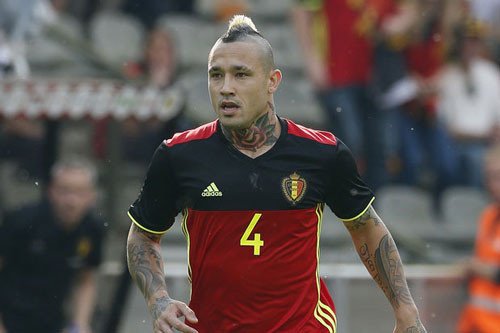 Kiểu tóc Mohawk nhuộm màu bạch kim trên đỉnh đầu của tiền vệ Radja Nainggolan (ĐT Bỉ) khiến anh trở nên vô cùng nổi bật.