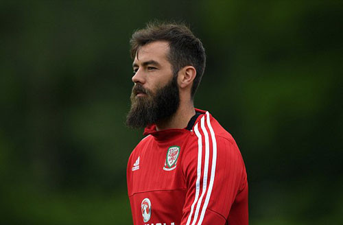 Tiền vệ Joe Ledley (ĐT xứ Wales) gây sốc với kiểu râu dài và rậm rạp.