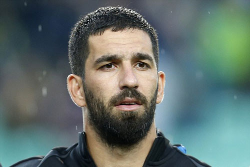 Tiền vệ Arda Turan của ĐT Thổ Nhĩ Kỳ sở hữu bộ râu cùng khuôn mặt chẳng khác nào nhân vật chính trong phim Sparta.