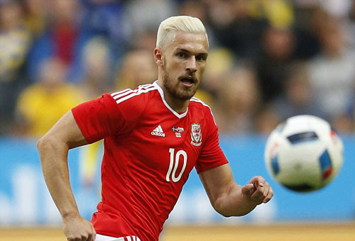 Aaron Ramsey cũng thay đổi kiểu tóc trước khi Euro 2016 khởi tranh. Thay vì màu tóc vàng truyền thống, thủ quân của ĐT xứ Wales đã nhuộm sang màu bạch kim để trở nên nổi trội hơn.