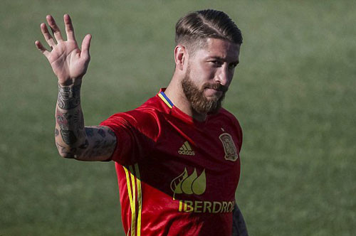 Không chỉ sở hữu bộ râu quai nón cực đẹp, Sergio Ramos còn có kiểu tóc undercut phá cách. Với kiểu tóc này, tuyển thủ ĐT Tây Ban Nha vẫn giữ được vẻ lịch lãm vốn có.