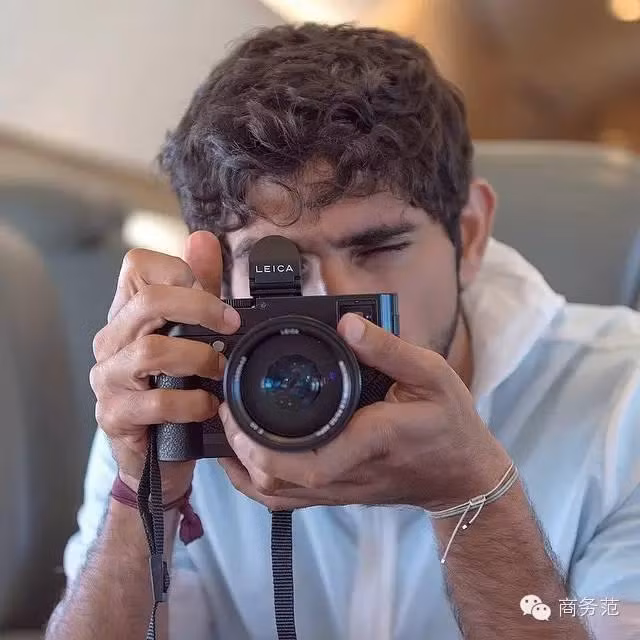 Đặc biệt, chàng hoàng tử này còn là một tay máy khá cừ khôi và những bức ảnh của anh được đánh giá rất cao về mặt nghệ thuật.