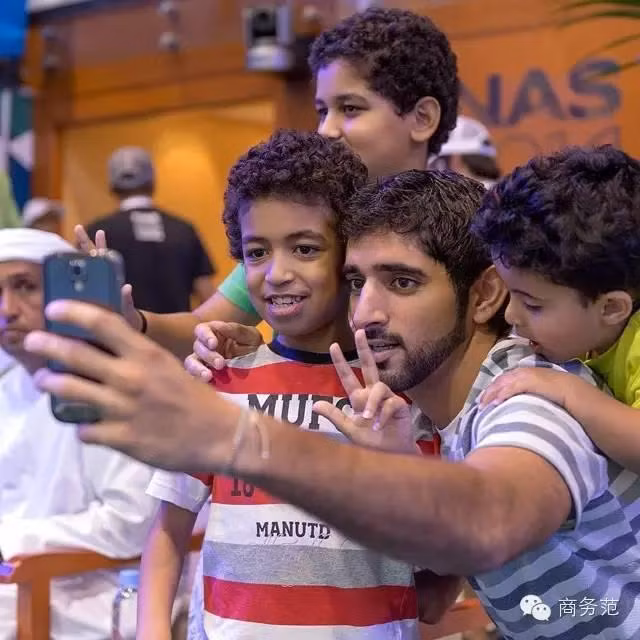 Đặc biệt chàng hoàng tử của Dubai cực kì thích trẻ em và anh thường xuyên chơi với chúng mỗi khi có thời gian rảnh rỗi.