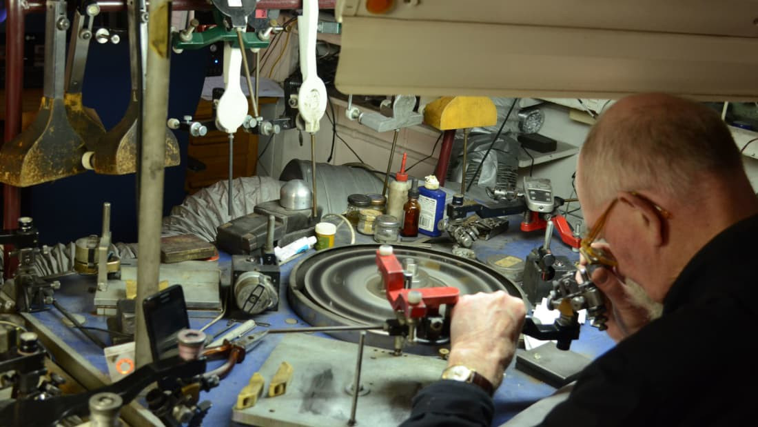 Tại đây có khoảng 1.700 doanh nghiệp kim cương đăng ký chính thức. Vào những năm 1950 - 1960, ở đây có khoảng 40.000 thợ đánh bóng kim cương, tuy nhiên hiện nay chỉ còn khoảng 500 người còn đăng ký và chỉ có khoảng hơn 250 còn hoạt động. Nguyên là công nghệ đã được ứng dụng cũng như sự cạnh tranh chủ yếu đến từ Ấn Độ, Trung Quốc, Nga và Israel.