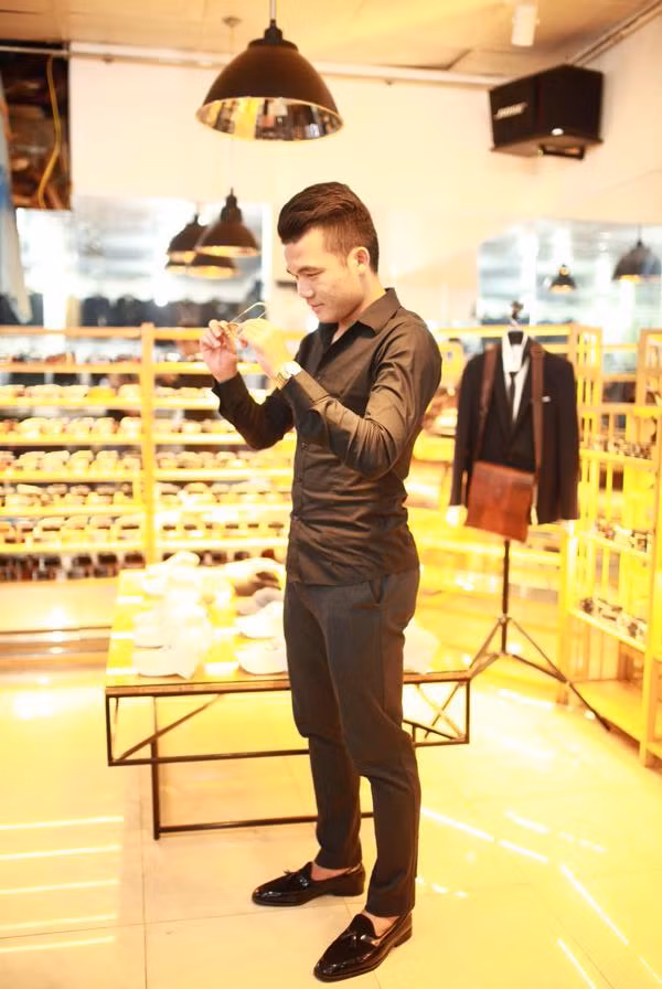 Hoàng Thịnh đẹp trai khi đi mua sắm.