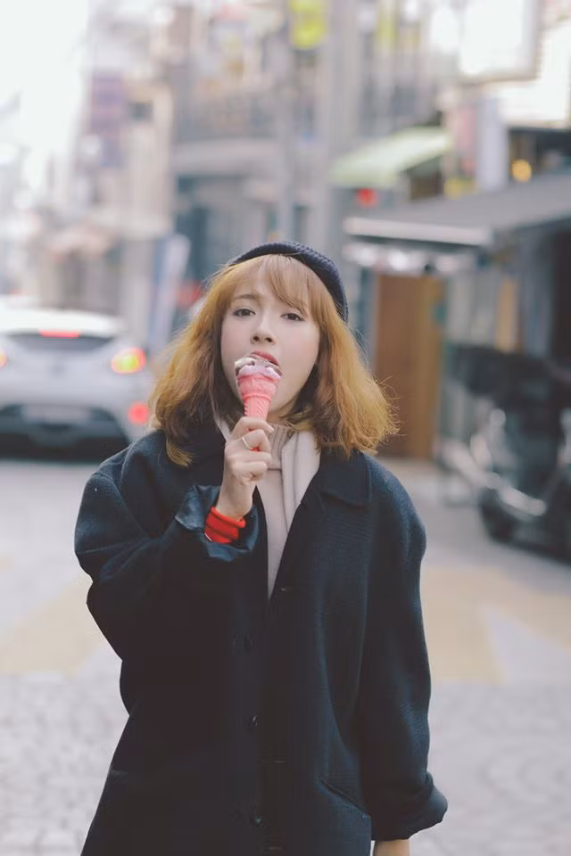 Chưa dừng lại ở đó, dù chỉ vỏn vẹn 33 giây ngắn ngủi, đoạn teaser cho ca khúc “Nơi này có anh” của Sơn Tùng MTP nhưng danh tiếng của Huệ Phương đã nổi như cồn. Chỉ sau ít giờ được tìm thấy, Facebook và Instagram của 9X người Vĩnh Long này đã trở nên quá tải người kết bạn và theo dõi.