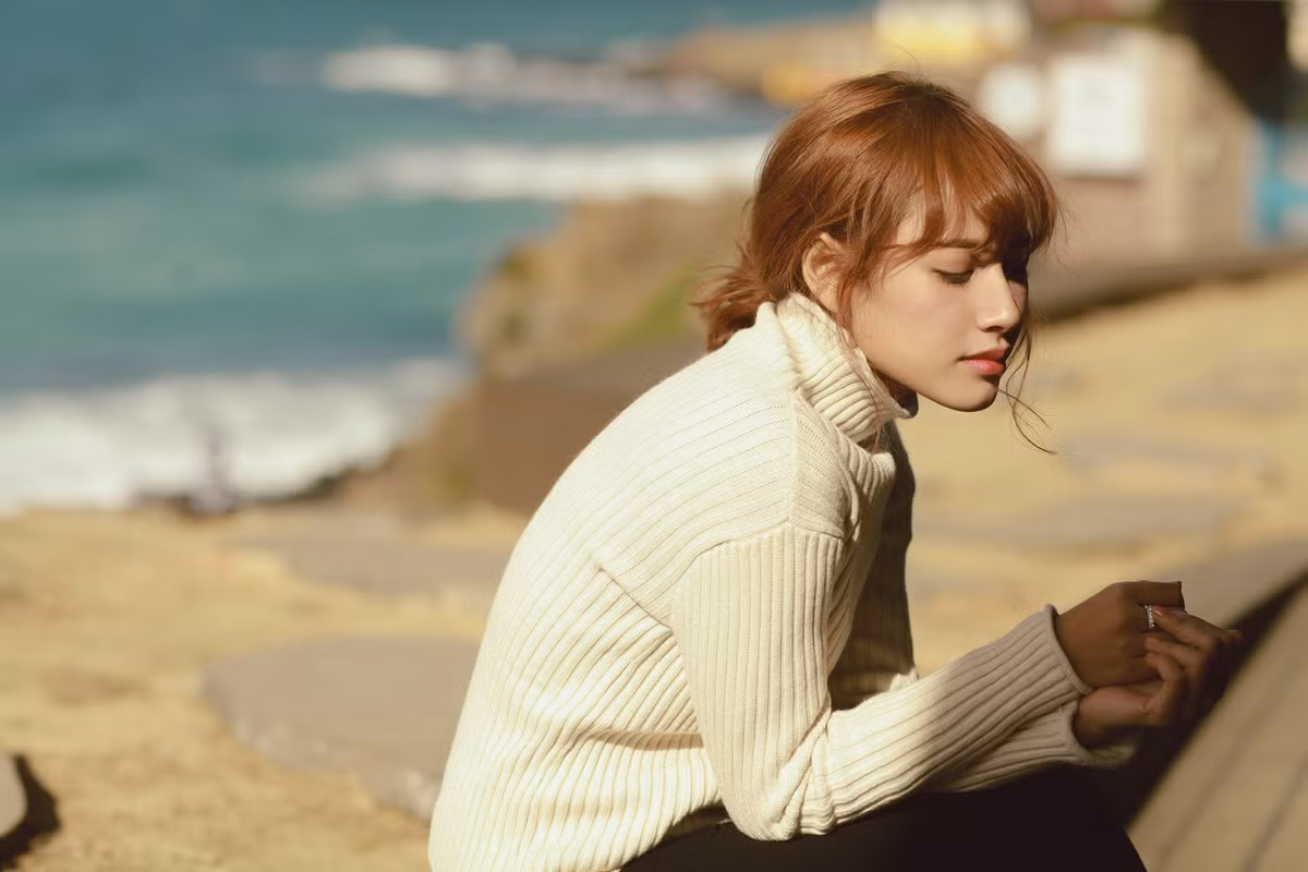 Mỹ nữ Vĩnh Long - Huệ Phương hu hút người đối diện nhờ nét đẹp hiện đại, gương mặt thanh tú. Nhiều cư dân mạng nhận xét, cô nàng này chưa đạt đến mức sắc đẹp vẻ đẹp “lay động lòng người” nhưng lại ghi điểm bằng ánh mắt có hồn và hơi đượm buồn.