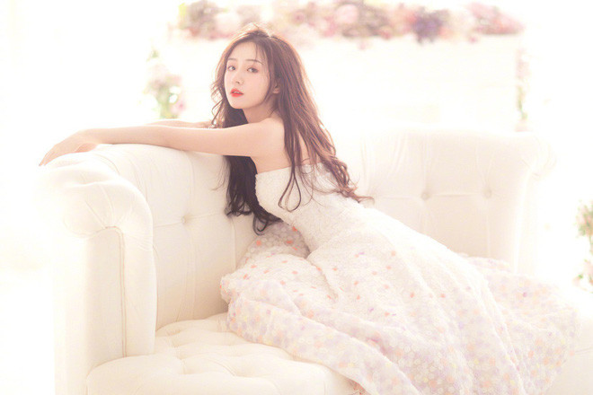 Thời điểm hiện tại, nghề stream trở thành một nghề hot được nhiều bạn trẻ lựa chọn. Cùng từ ngành nghề này, nhiều gương mặt trai xinh, gái đẹp đã được cộng đồng mạng biết tới và nổi tiếng ầm ầm, điển hình như "thánh nữ" streamer Trung Quốc có tên Châu Nhị Kha.