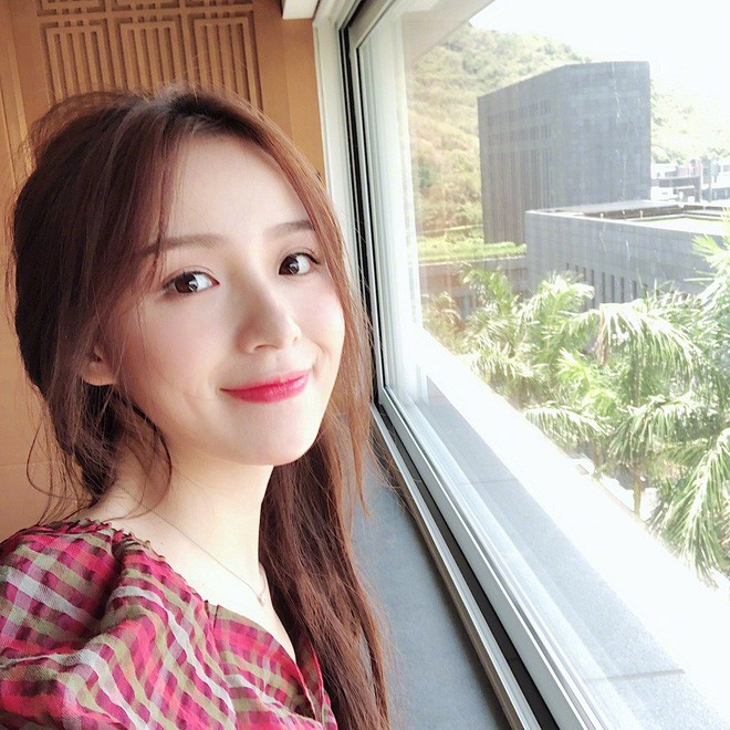 Không chỉ gây ấn tượng ở phượng diện ca hát, Châu Nhị Kha còn là một tuyển thủ eSports (thể thao điện tử), thành viên của một nhóm thi đấu game Liên minh huyền thoại chuyên nghiệp tại đất nước tỉ dân.