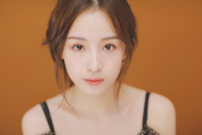 Châu Nhị Kha (tên tiếng Anh là Chloe) hiện là một nữ streamer rất hot trực thuộc kênh DouyuTV - một kênh chuyên về âm nhạc và game nổi tiếng ở Trung Quốc.