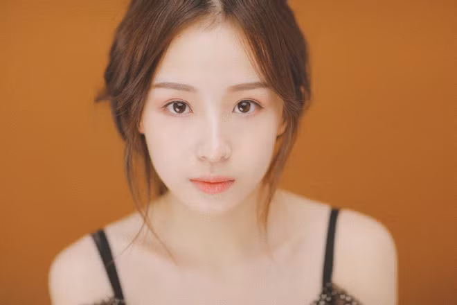 Châu Nhị Kha (tên tiếng Anh là Chloe) hiện là một nữ streamer rất hot trực thuộc kênh DouyuTV - một kênh chuyên về âm nhạc và game nổi tiếng ở Trung Quốc.