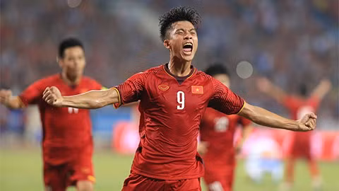 Phan Văn Đức trở lại V.League và tạo nên sự bất ngờ rất lớn. Tiền đạo này đã ghi được 9 bàn chỉ sau 13 lần ra sân và là cái tên không thể thay thế trên hàng công của đội chủ sân Vinh.