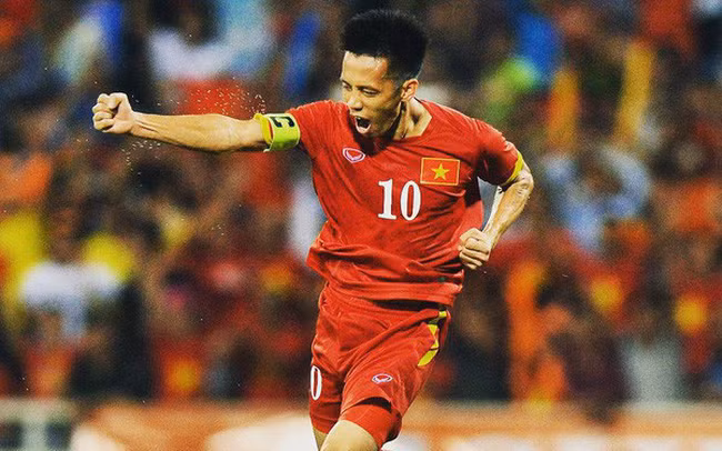 Hàng công ĐTQG Việt Nam là "bản hợp xướng" của sức trẻ và kinh nghiệm và Văn Quyết là sự kinh nghiệm đó. Với 6 bàn thắng có được mùa giải qua, cầu thủ của Hà Nội FC sẽ lĩnh xướng với chiếc băng đội trưởng trên tay.