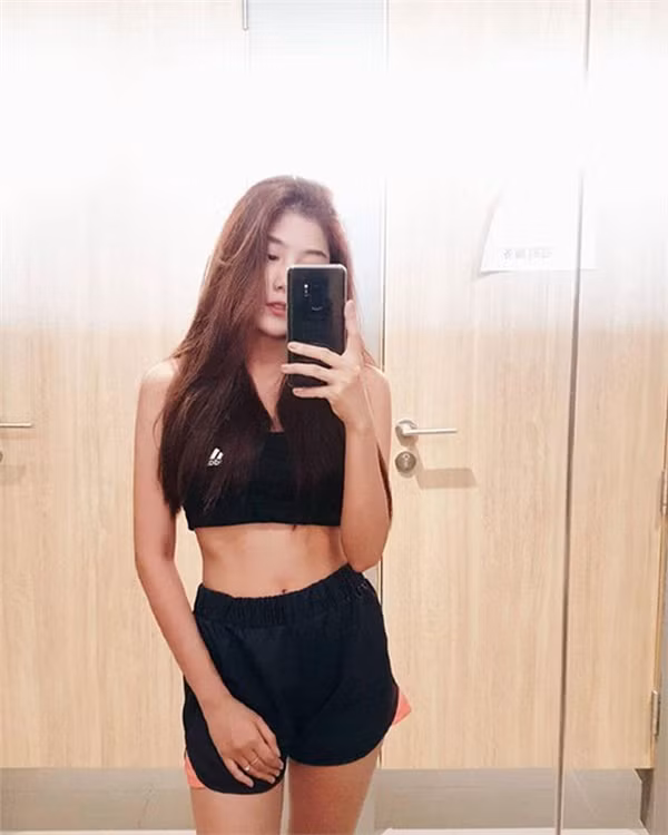 Hot girl Thái Lan - Smile được nhiều người biết đến từ sau cuộc thi The Star 8 tại Thái Lan. Trong quá khứ, cô bạn này sở hữu ngoại hình khá mũm mĩm với cân nặng lúc đỉnh điểm lên tới 58kg và chiều cao là 1m59.