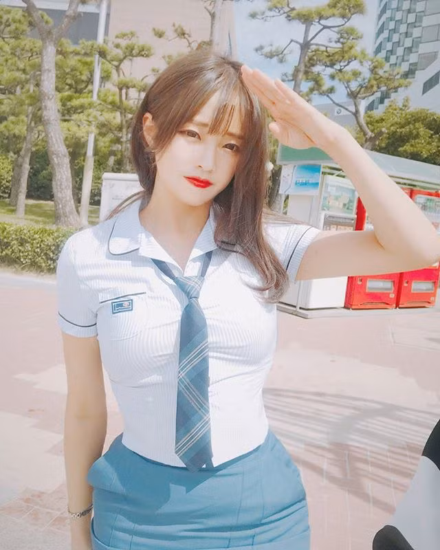 Trang phục học sinh nhưng Coco10002 lại bị trêu là thân hình phụ huynh.