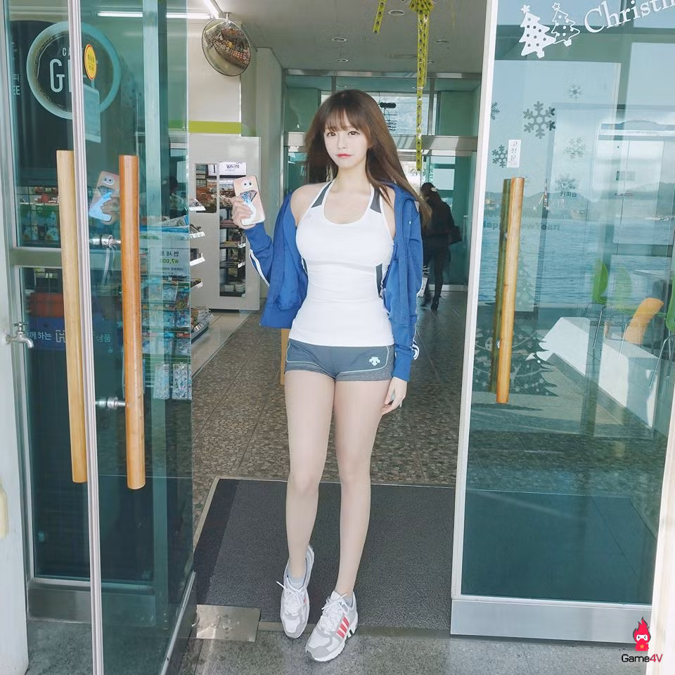 Mặc dù mới xuất hiện trong cộng đồng game Hàn Quốc trong vai trò streamer nhưng Coco10002 đã nhanh chóng gây tiếng vang bằng những bài bình luận hết sức ý nghĩa và pha đối chút hóm hỉnh.