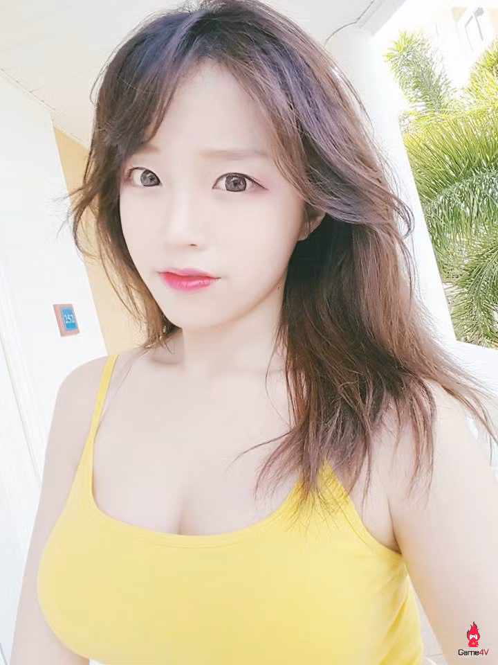 Nổi tiếng về cả bằng hình thể lẫn vai trò streamer game, Coco10002 khiến nhiều người phải chú ý tới mình và trang cá nhân của cô nàng này đã có hơn 60.000 lượt theo dõi.