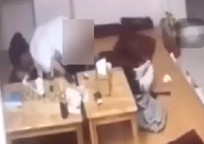 Không chỉ có hành động ôm ấp, nằm lên nhau, cặp trai gái còn hôn phát ra tiếng động khó chịu. Do không thoải mái trước cảnh tượng đó, T.T. cùng bạn chỉ ngồi thêm một lát rồi rời đi.