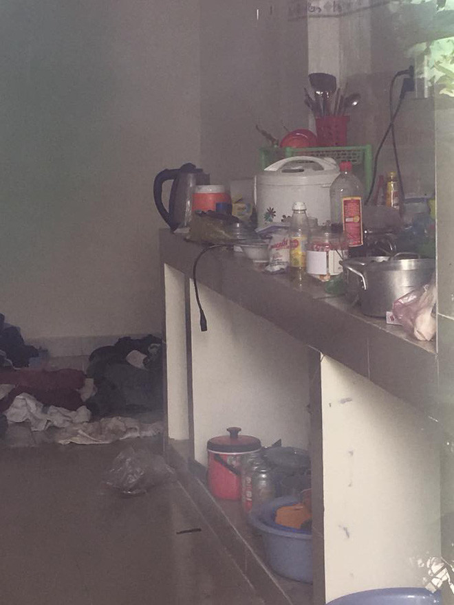 Mới đây, một cô hàng xóm đăng tải các tấm hình về một căn phòng sinh viên thuê. Cô chỉ là người sống bên cạnh nhưng chịu không nổi phải lên Facebook than thở: "Nhìn mà khiếp căn nhà sinh viên, hôm bữa phơi đồ sát vách nhà, mình chịu không nổi vì bốc mùi quá".