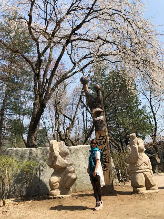 Bên cạnh đó, nhiều người tin rằng nếu cầu hôn người mình yêu dưới những tán hoa anh đào, cả hai sẽ bên nhau hạnh phúc đến cuối đời.