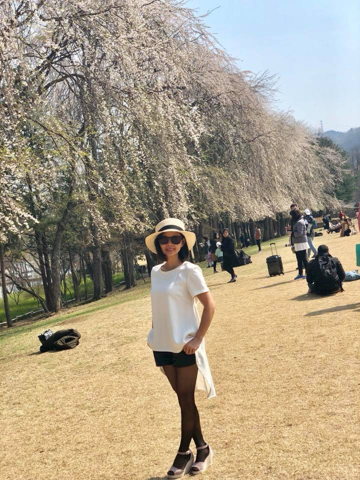 Ngắm những hình ảnh được các dân mạng đăng tải nườm nượp trên mạng xã hội, nhiều bạn trẻ đang nóng lòng có thể đặt chân đến Hàn Quốc để ngắm mùa hoa anh đào cực đẹp và nếu may mắn hơn có thể gặp các idol xứ Hàn.