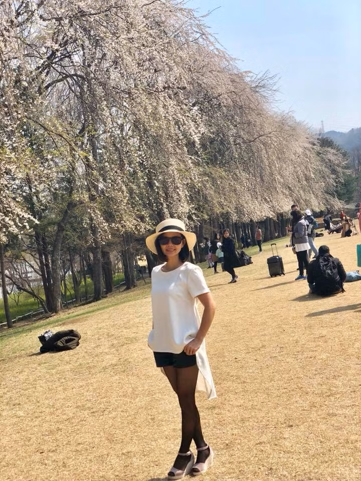 Ngắm những hình ảnh được các dân mạng đăng tải nườm nượp trên mạng xã hội, nhiều bạn trẻ đang nóng lòng có thể đặt chân đến Hàn Quốc để ngắm mùa hoa anh đào cực đẹp và nếu may mắn hơn có thể gặp các idol xứ Hàn.