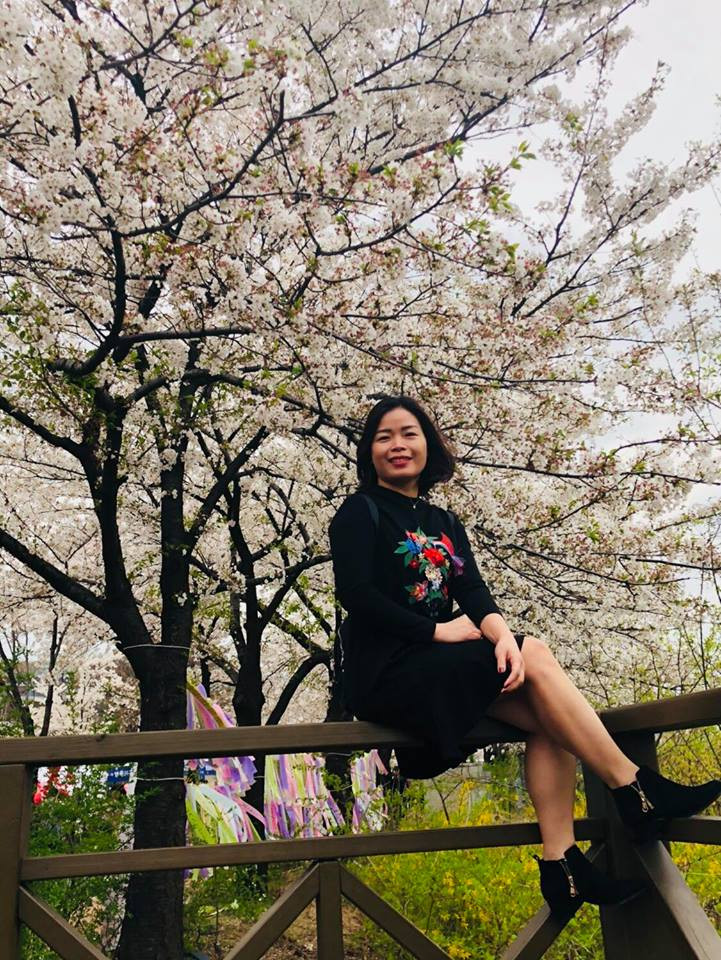 Theo chia sẻ của nickname Giang thuhang: Mùa hoa anh đào ở Hàn Quốc thật sự rất đẹp. Mọi góc phố dù đơn sơ, bình thường nhất cũng trông thơ mộng hơn hẳn với hoa anh đào. Rất xứng đáng là điểm đến cho du khách vào dịp tháng 4 hàng năm".