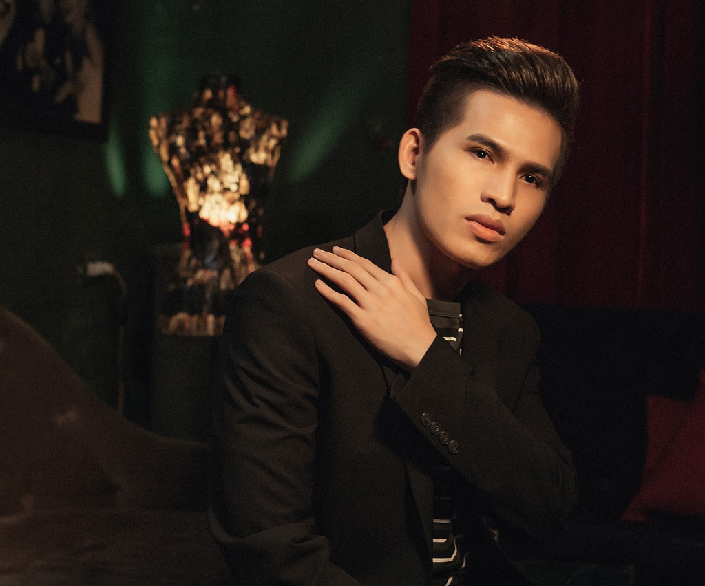 Không chỉ có các nữ ca sĩ, nhiều giọng ca nam cũng rơi vào bi kịch "hát hay nhưng không nổi tiếng, Quốc Thiên là dẫn chứng điển hình. Quốc Thiên là quán quân Vietnam Idol 2008 - thời điểm các cuộc thi âm nhạc chưa bùng nổ trên sóng truyền hình. Nhưng 10 năm đi hát, Quốc Thiên vẫn không thể bứt phá thành "sao". Nam ca sĩ vẫn mải mê tham gia các chương trình truyền hình thực tế như cách để "hâm nóng tên tuổi".