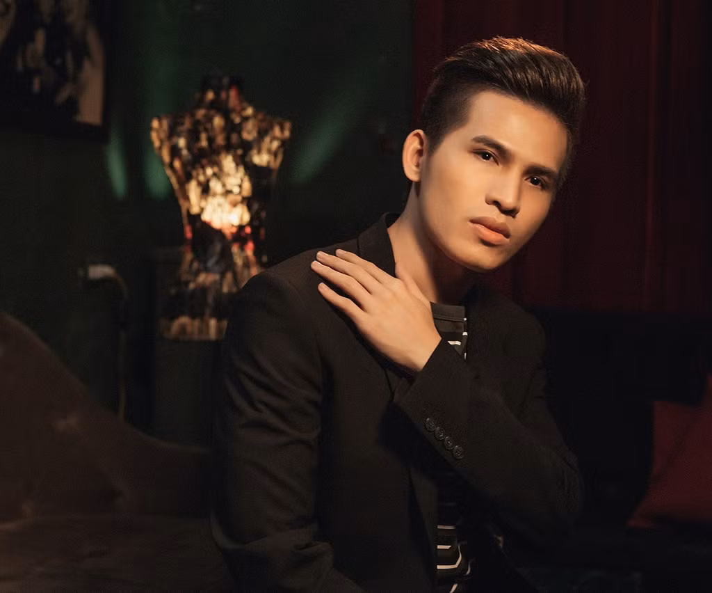 Không chỉ có các nữ ca sĩ, nhiều giọng ca nam cũng rơi vào bi kịch "hát hay nhưng không nổi tiếng, Quốc Thiên là dẫn chứng điển hình. Quốc Thiên là quán quân Vietnam Idol 2008 - thời điểm các cuộc thi âm nhạc chưa bùng nổ trên sóng truyền hình. Nhưng 10 năm đi hát, Quốc Thiên vẫn không thể bứt phá thành "sao". Nam ca sĩ vẫn mải mê tham gia các chương trình truyền hình thực tế như cách để "hâm nóng tên tuổi".