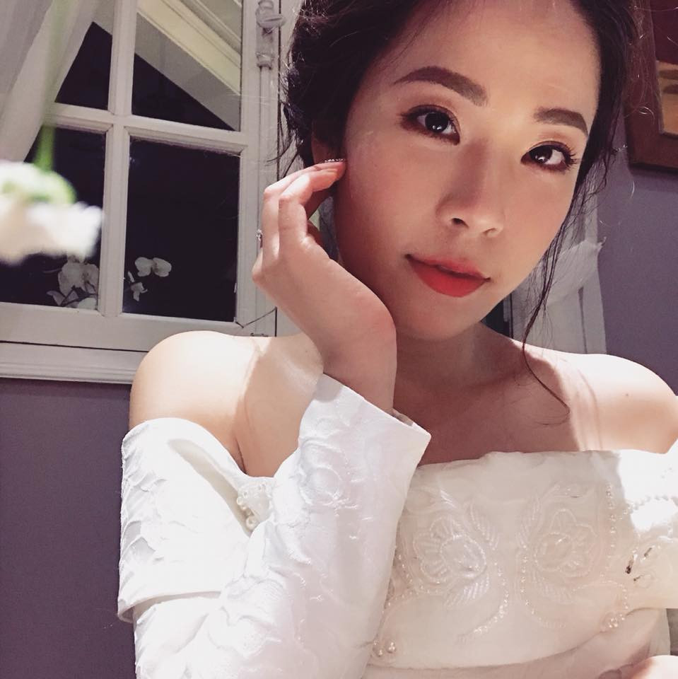 Mới đây, MC Đức Bảo thu hút sự chú ý của cộng đồng khi tung ra loạt ảnh cưới với bà xã tương lai Phương Thảo - nữ biên tập viên của Đài truyền hình Quốc hội.