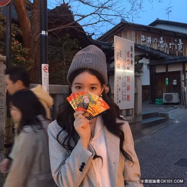 Cô gái trẻ bí ẩn này thường rất ít khi nhìn vào ống kính.