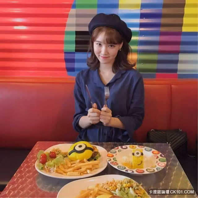 Chính bởi khoác lên mình bộ đồng phục, nên những bức ảnh của hot girl học đường lộ rõ vẻ trẻ con, tinh nghịch.