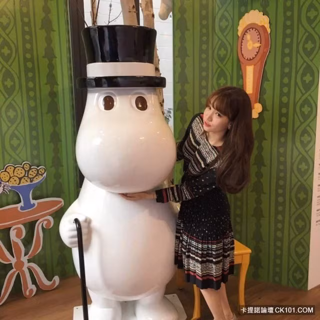 Bên cạnh những bức ảnh mặc đồng phục, cô bạn xinh đẹp nói trên còn có những bức ảnh khoe đường cong quyến rũ khiến anh em "chảy máu mũi".