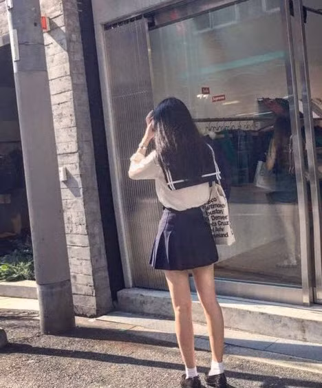 Thông thường, những hot girl xinh đẹp thường được nhận diện qua khuôn mặt sáng với ngũ quan sắc nét. Tuy nhiên, mới đây một cô gái Đài Loan bí ẩn đã khiến vô vàn dân mạng chú ý tới mình với những bức ảnh quay lưng thần thánh. Ảnh trong bài:CK101.