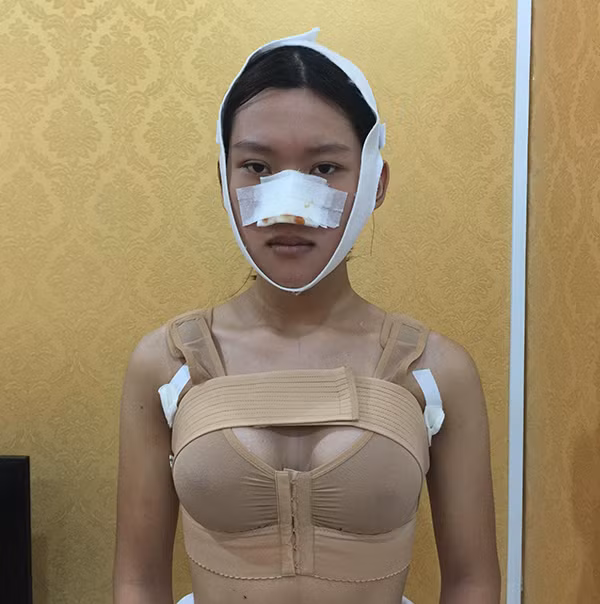 Bên cạnh đó, Ngọc Anh kể rằng, tuổi thơ của cô bạn này là những ngày tháng sống bên ông bà ngoại ở quê Nghệ An. Bố mẹ chia tay, mỗi người một nơi. Mãi đến năm 11 tuổi, Ngọc Anh mới được mẹ đưa vào Sài Gòn sống và học tập. Từ bé ở với ông bà, cô bạn này đã cảm nhận được phần nữ tính ngày càng lấn át và thể hiện rõ qua thói quen. Điều dễ nhìn thấy nhất là Ngọc Anh thích chơi đồ hàng, búp bê thay vì những trò con trai.