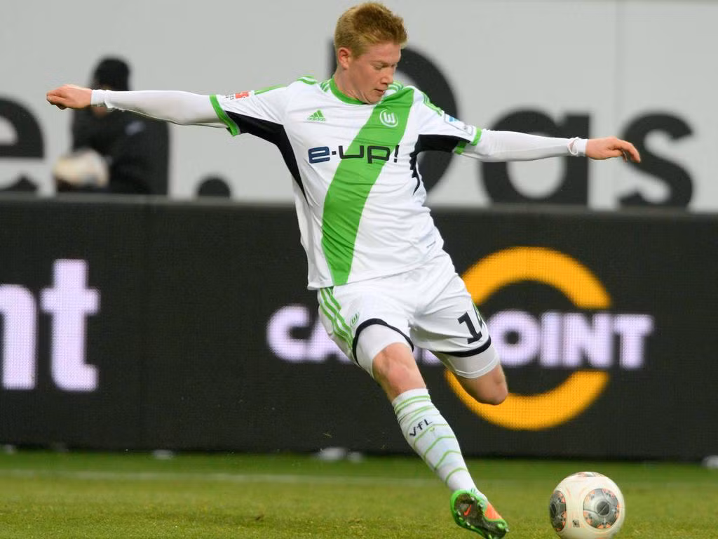 Theo nhiều nguồn tin, CLB Arsenal đã hỏi mua tiền vệ Kevin De Bruyne từ Wolfsburg và muốn đưa cầu thủ 23 tuổi này trở lại Premier League trong hè 2015. Không phải ngẫu nhiên mà HLV Wenger chấm cựu cầu thủ của Chelsea. Bởi, kể từ khi rời The Blues, tiền vệ 23 tuổi người Bỉ đã thi đấu rất hay.