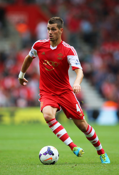 Với sự chắc chắn, phong cách thi đấu xông xáo ở giữa sân, tiền vệ người Pháp được xem là mẫu cầu thủ phù hợp với lối chơi cũng như chiến thuật của Arsenal. “Máy quét” Morgan Schneiderlin thực hiện được 3 cú tắc bóng thành công, 11/14 pha rê bóng qua người thành công trung bình mỗi trận.