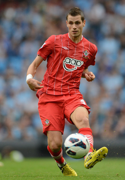 Vị trí tiền vệ trung tâm của Arsenal đang gặp rất nhiều vấn đề khi các cầu thủ chơi ở vị trí này liên tục bị chấn thương. Chính vì vậy, phương án khả dĩ cho HLV Wenger để khoảng trống trên là tiền vệ Morgan Schneiderlin (Southampton).