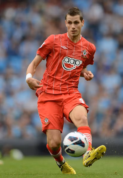 Vị trí tiền vệ trung tâm của Arsenal đang gặp rất nhiều vấn đề khi các cầu thủ chơi ở vị trí này liên tục bị chấn thương. Chính vì vậy, phương án khả dĩ cho HLV Wenger để khoảng trống trên là tiền vệ Morgan Schneiderlin (Southampton).