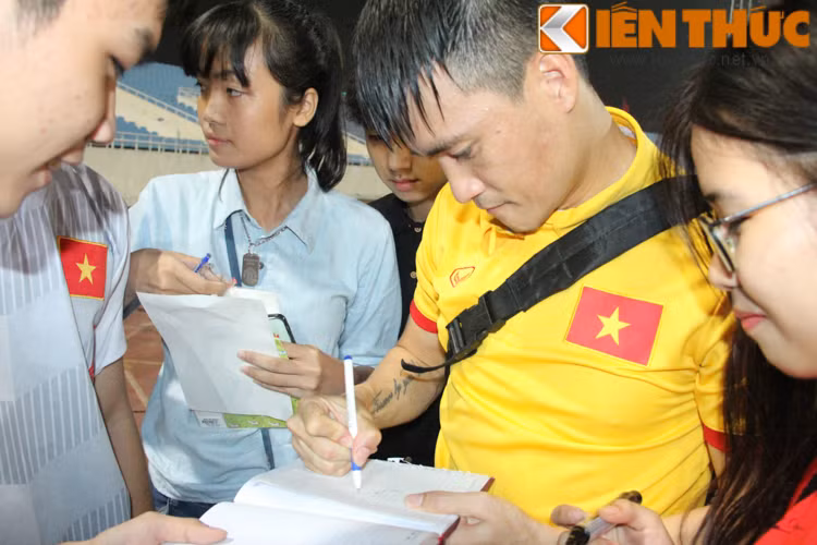 Công Vinh là cây đa, cây đề của ĐT Việt Nam nên anh có một lượng fan khủng.