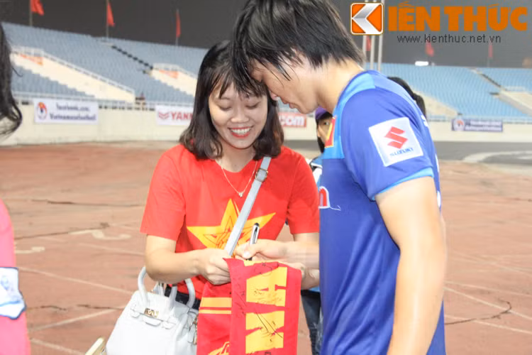 Tuấn Anh được một fan nữ xinh đẹp xin chữ ký.