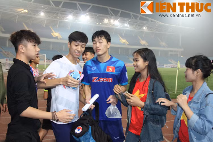 Cầu thủ được nhiều NHM Việt chú ý nhất không ai khác đó là tiền vệ Lương Xuân Trường.